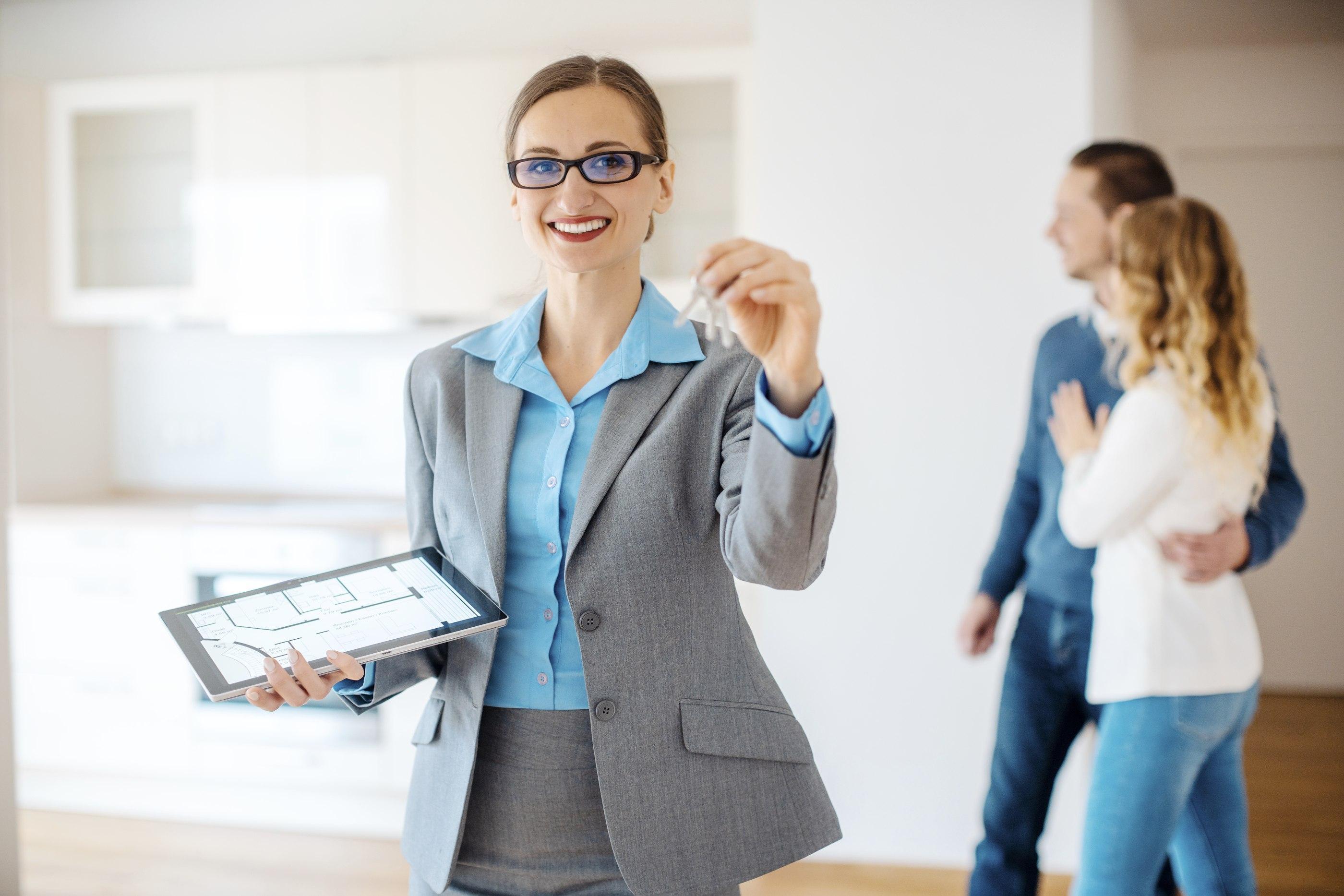 Professionnel souriant utilisant un ordinateur