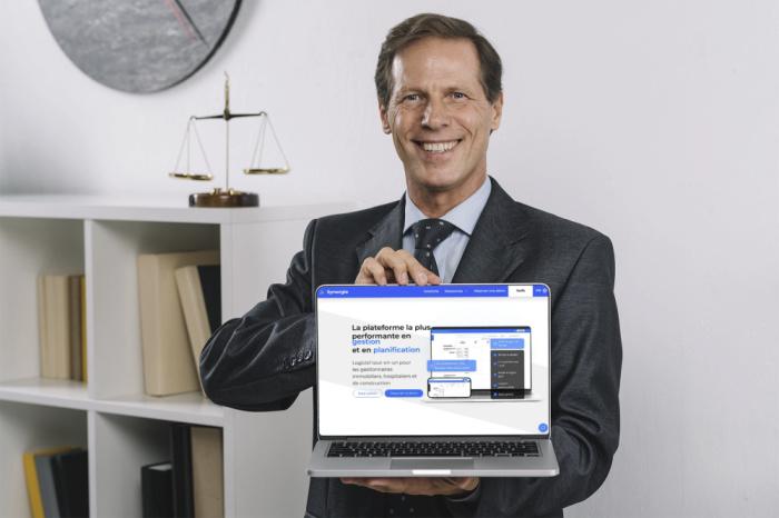 Homme avec un ordinateur portable qvec le site web I3
