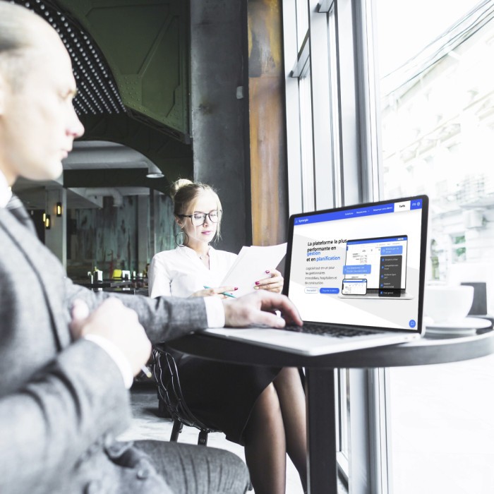 Ordinateur portable avec stratégies marketing immobilières